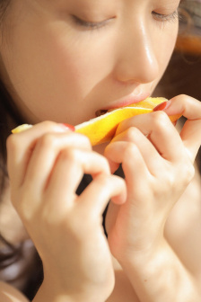 日本美女张开私处裸体图片